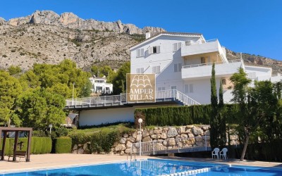 Ático con amplia terraza y bonitas vistas al mar, la montaña y Altea.